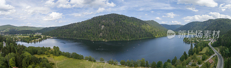 Lac de Longemer全景无人机俯瞰孚日山脉